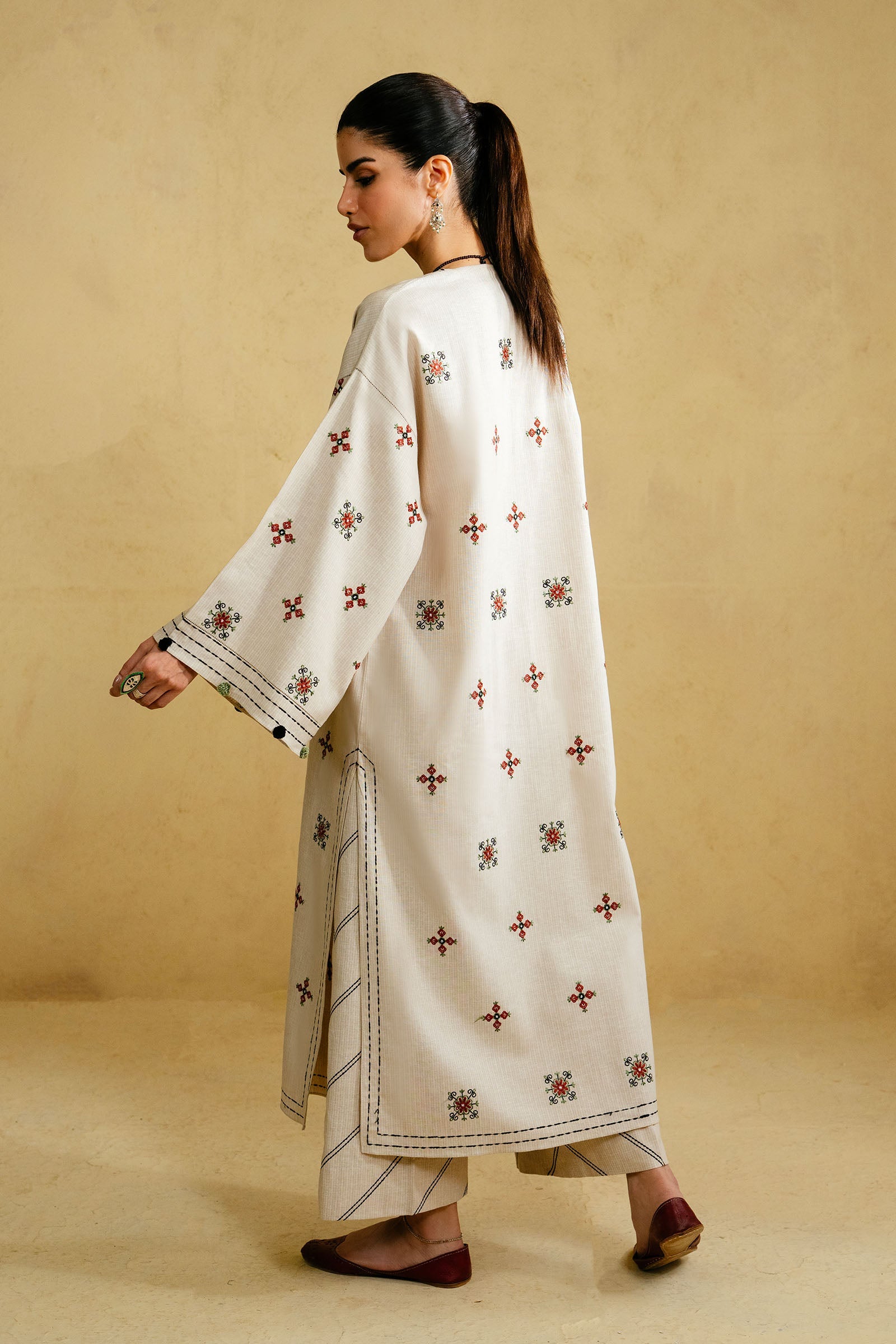 https://cdn.shopify.com/s/files/1/1678/4755/files/01_0027_18_90e89c37-aae2-4c6d-baf7-d99e415458a5.jpg?v=1756900348