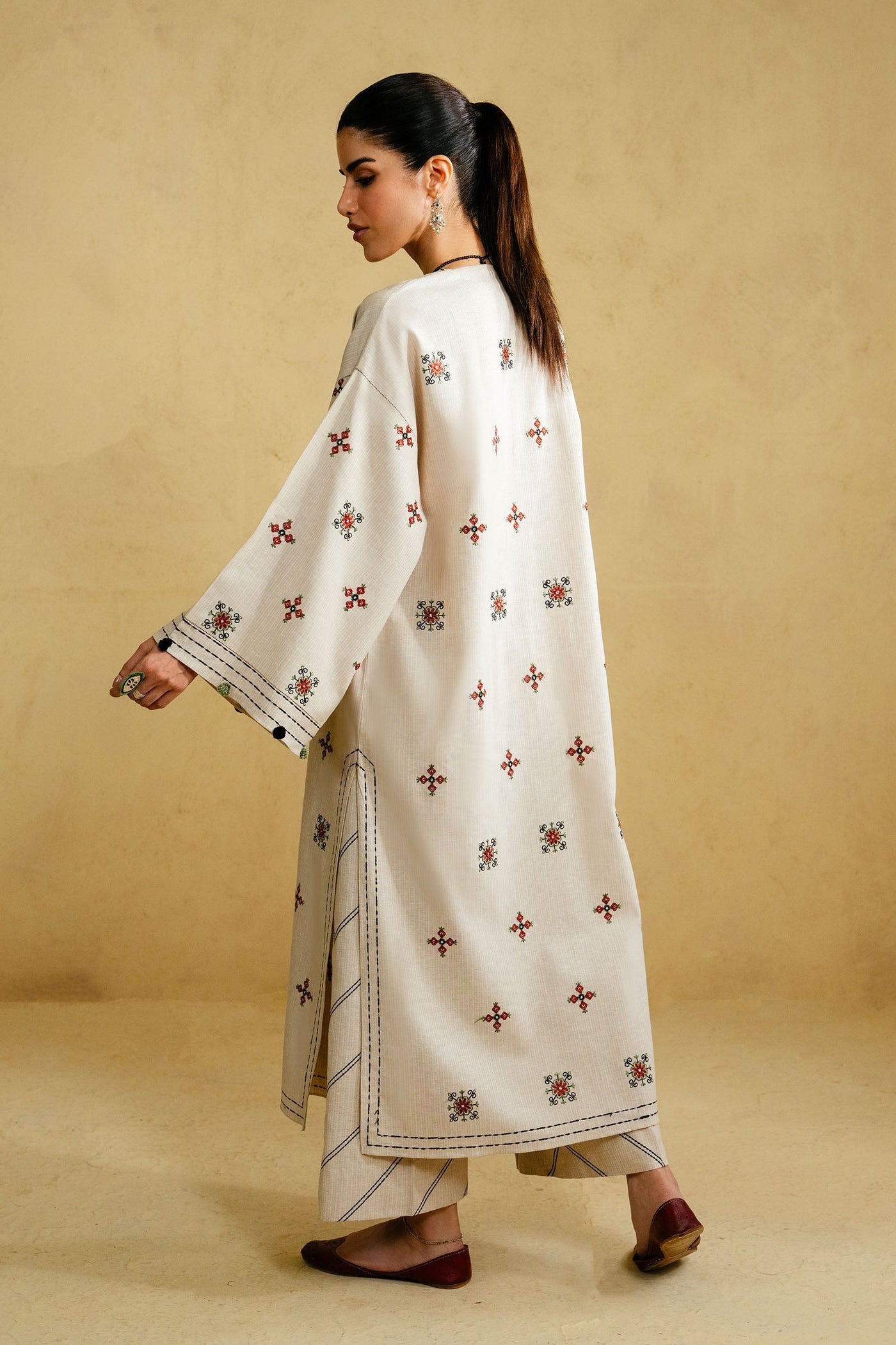https://cdn.shopify.com/s/files/1/1678/4755/files/01_0027_18_90e89c37-aae2-4c6d-baf7-d99e415458a5.jpg?v=1756900348