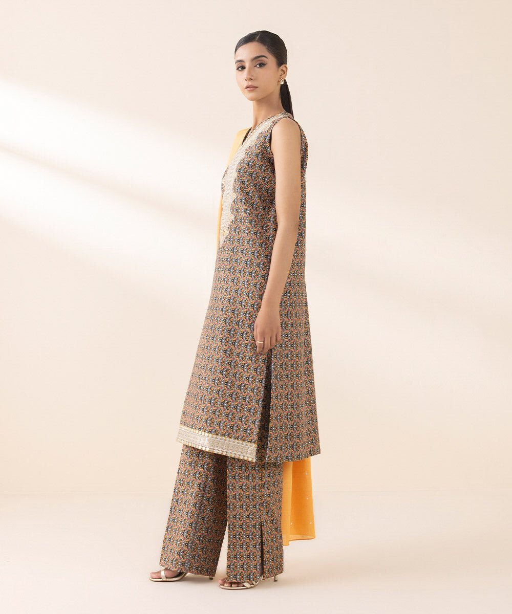 3 Piece - Embroidered Light Khaddar Suit