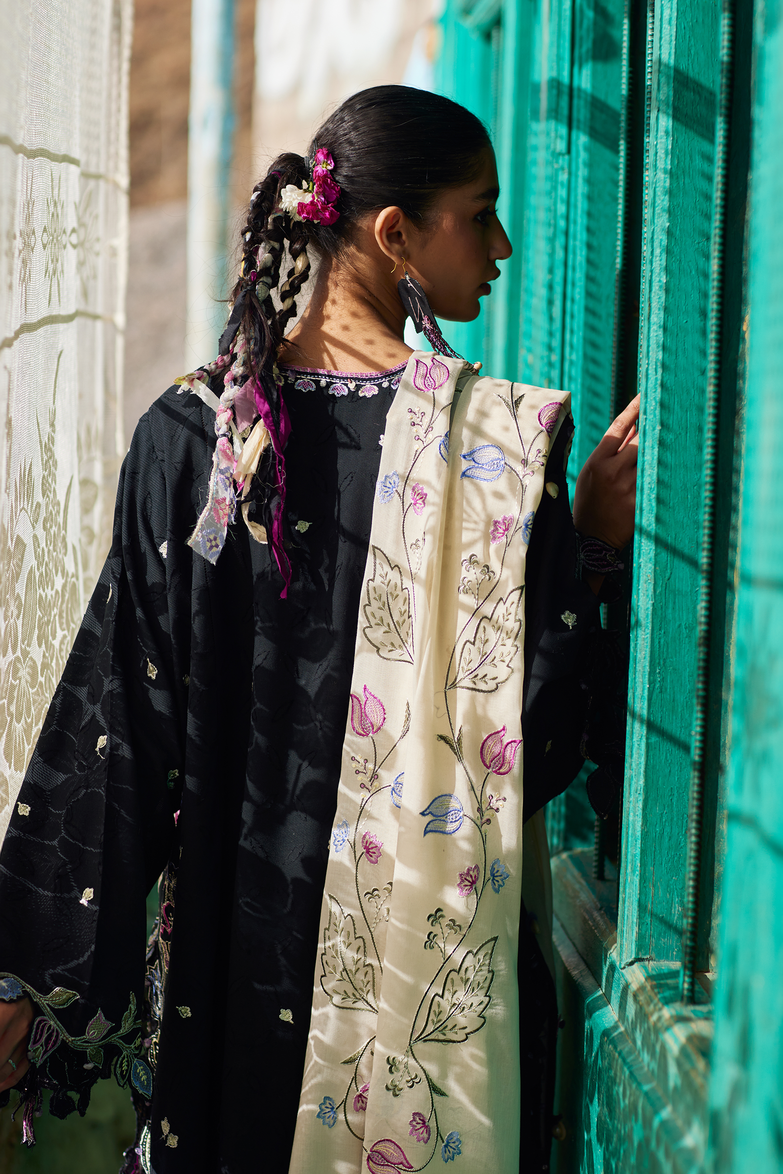 3 Piece - Embroidered Zari Lawn Suit