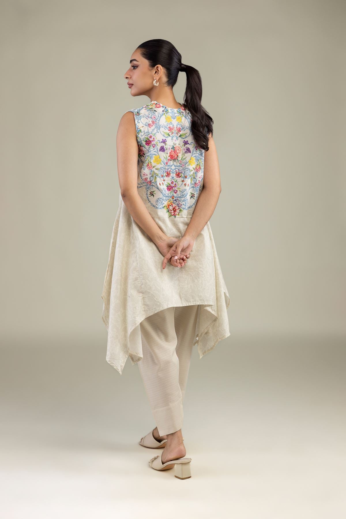 Sleeveless Floral Kurta