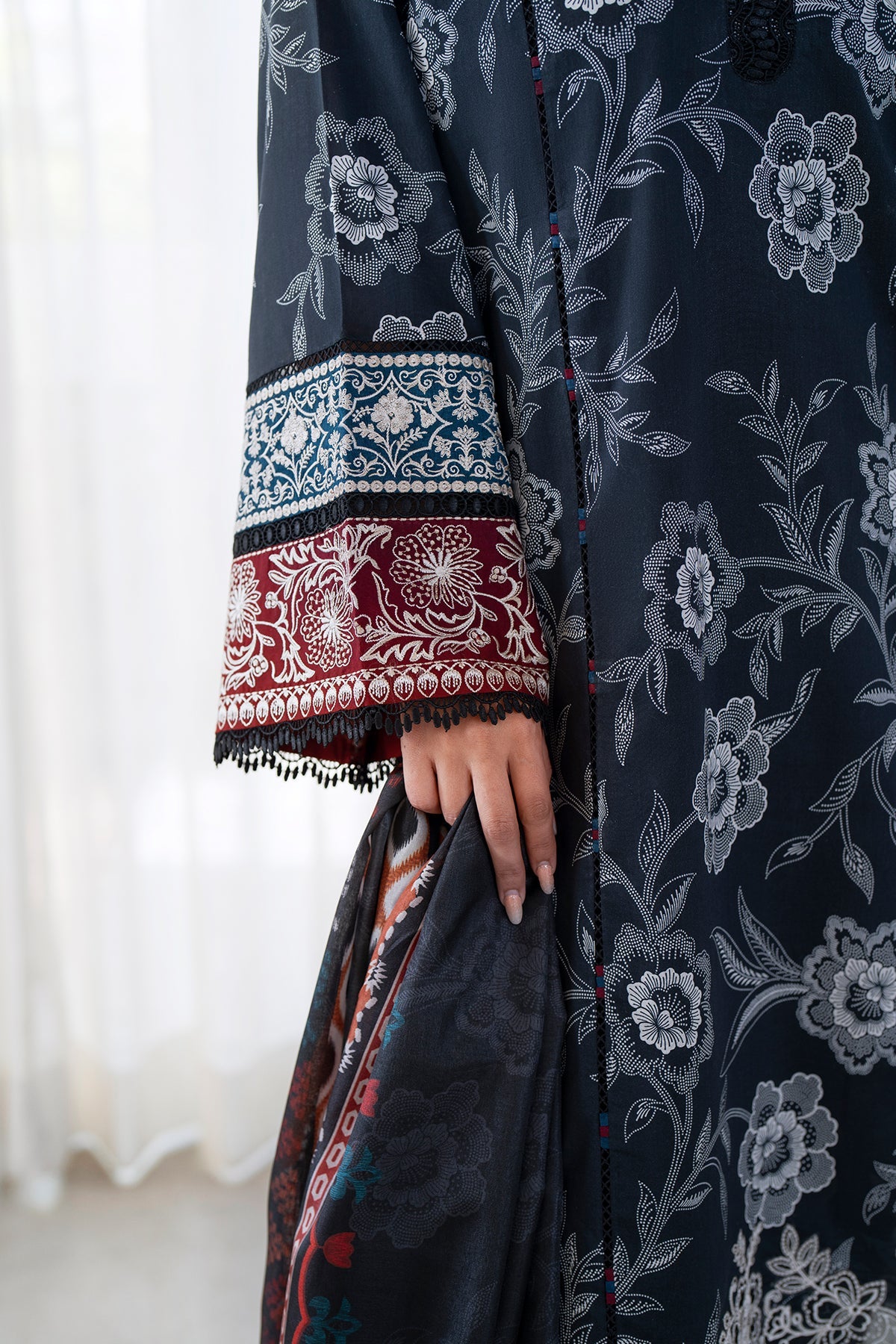 EMBROIDERED PRINTED LAWN UF-4078