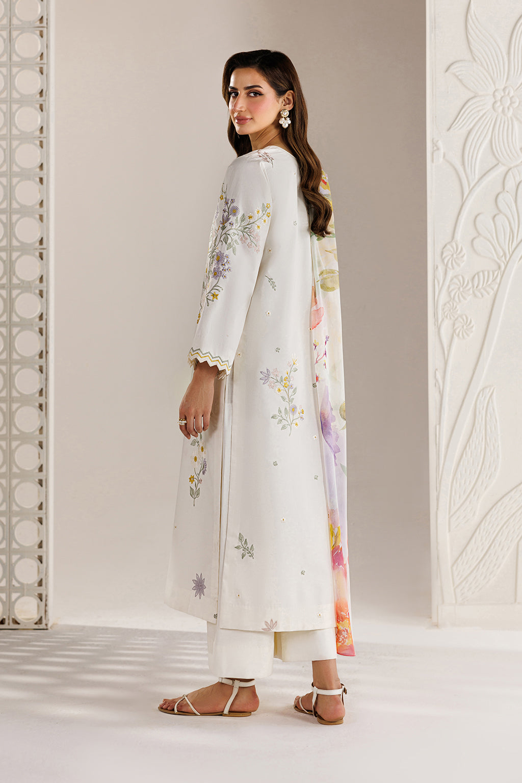 UE-683 Embroidered Lawn
