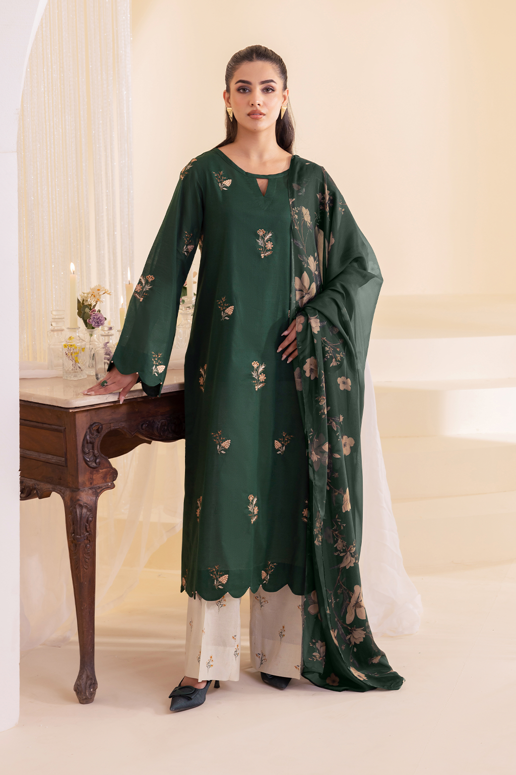 UE-256 Embroidered Lawn