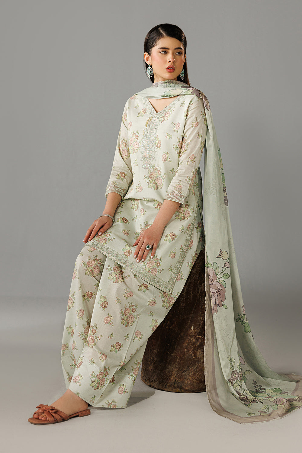 Embroidered Lawn DT-26-18