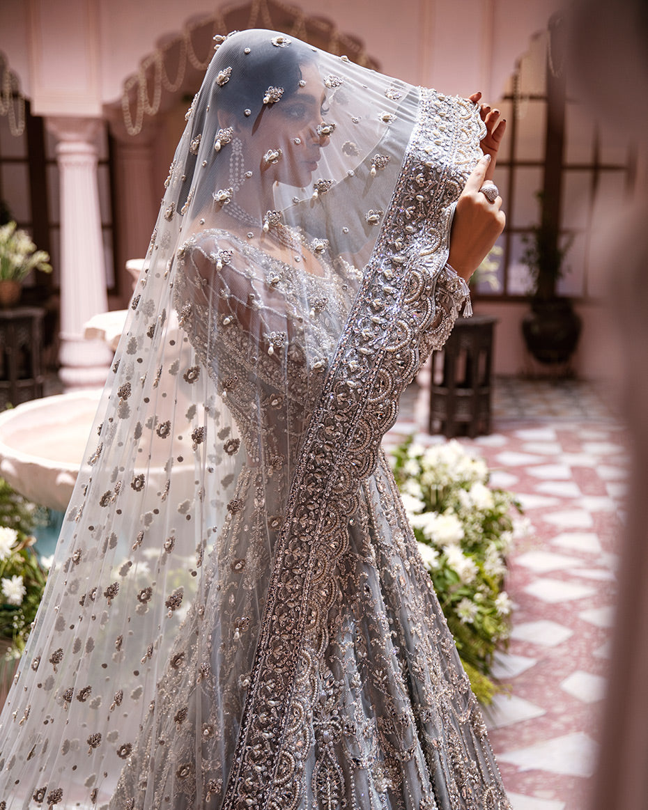 Nur B-09 (Without Veil)