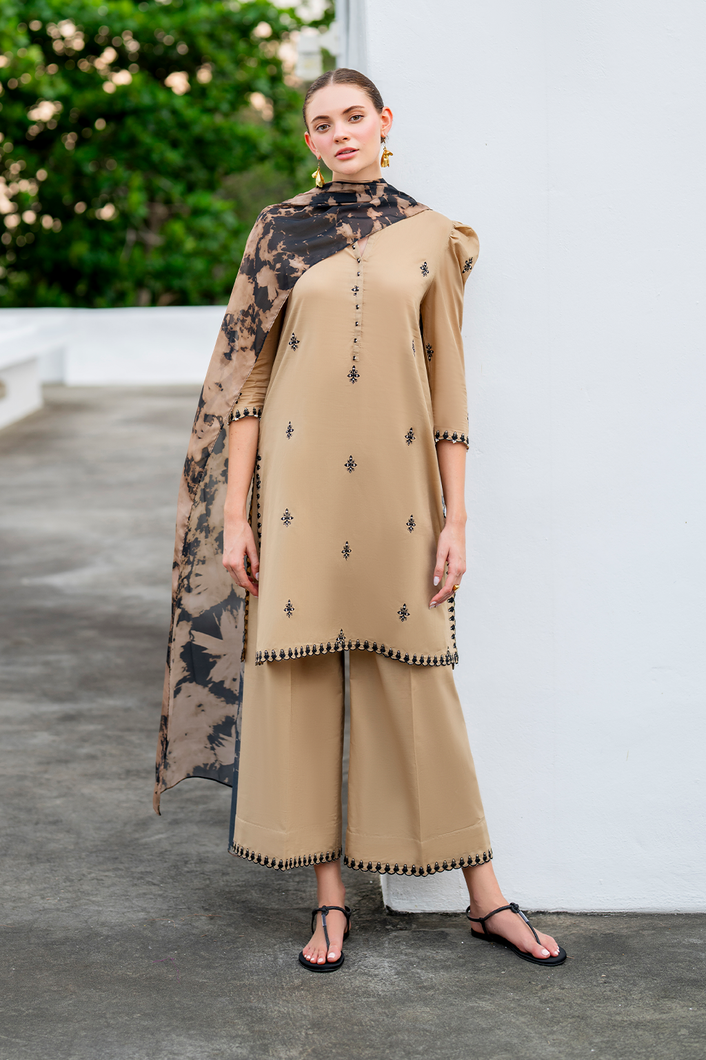 UE-483 Embroidered Lawn