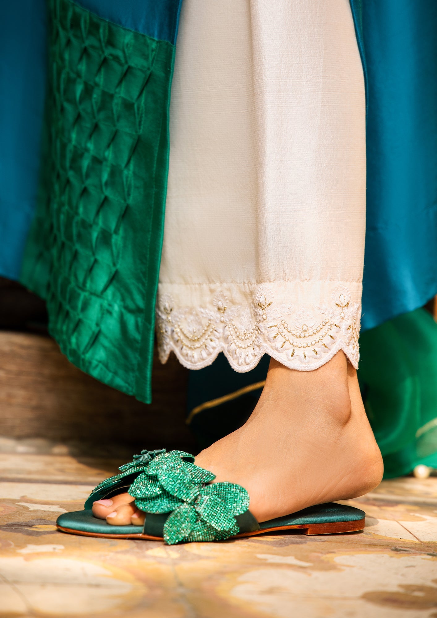 SCALLOPED IZAAR