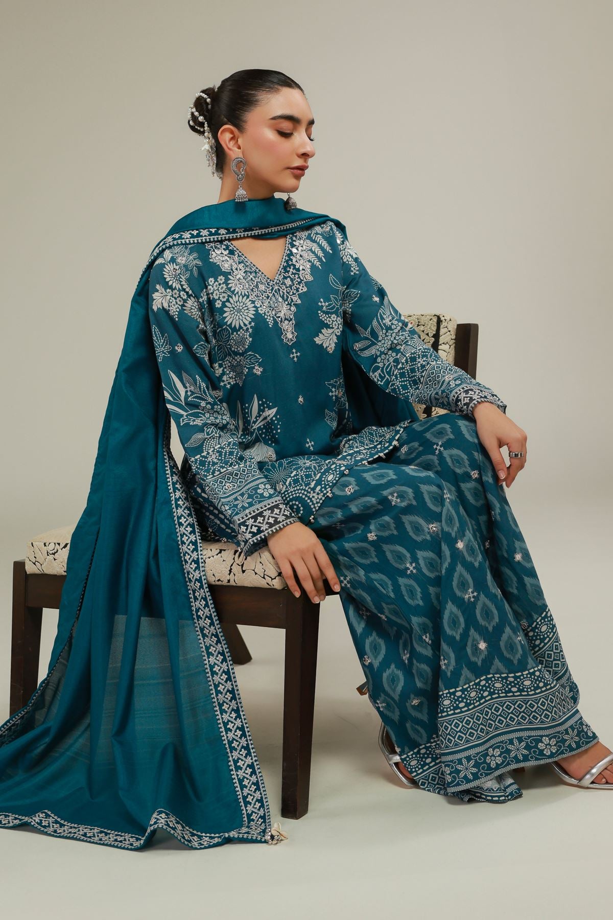 Geometric Threadwork Dupatta