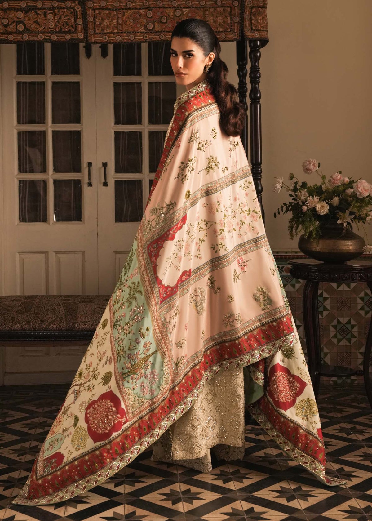 Saira Shakira – Gilded Style