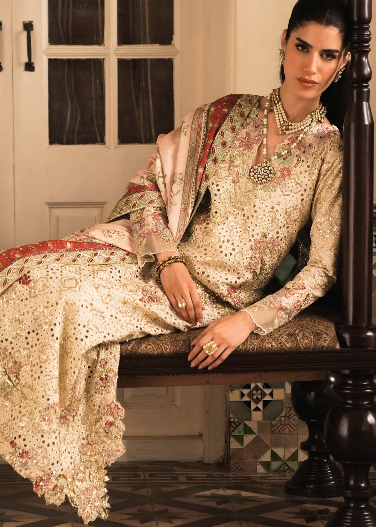 Saira Shakira – Gilded Style