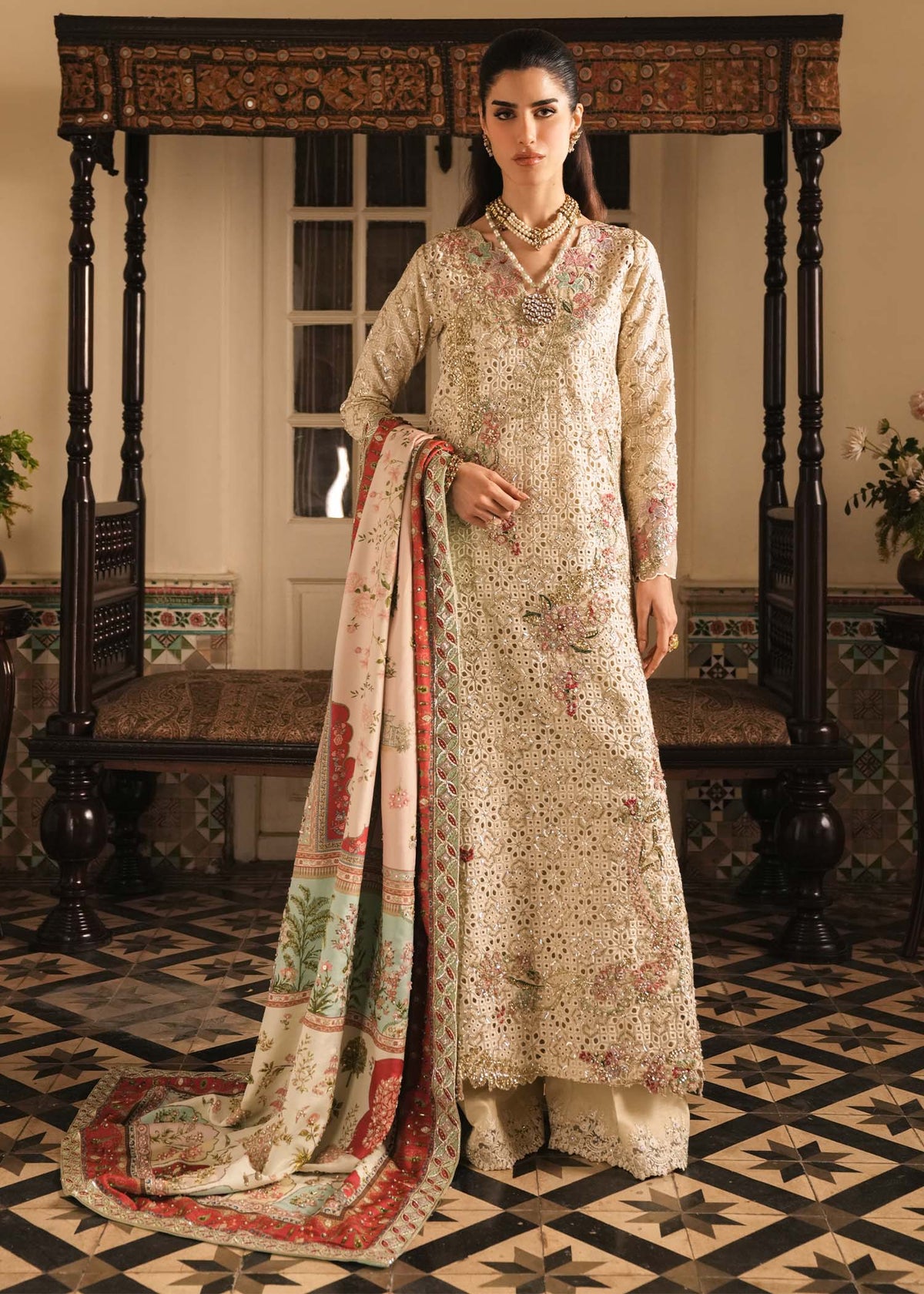 Saira Shakira – Gilded Style