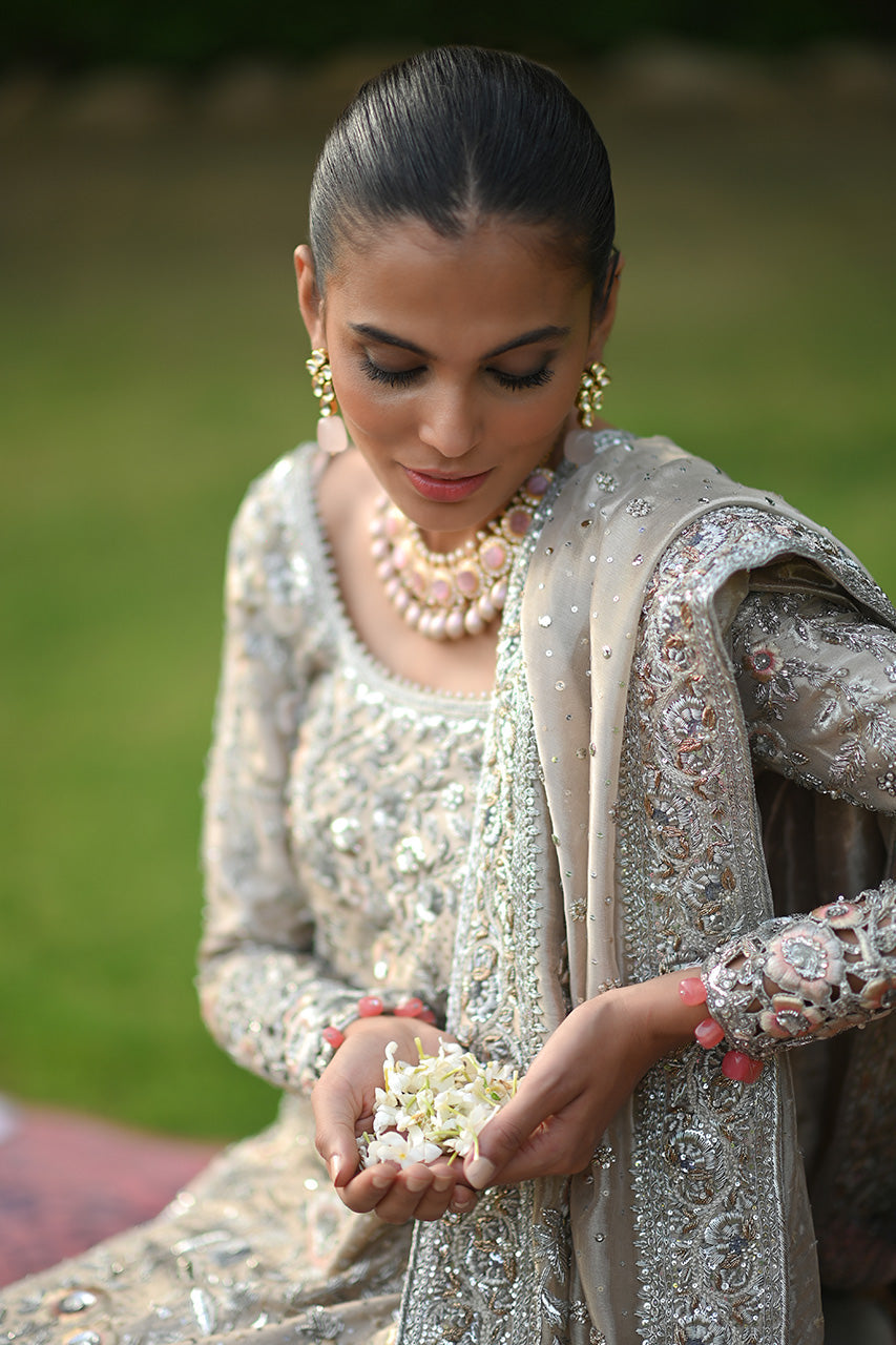 https://cdn.shopify.com/s/files/1/0588/3661/5221/products/21ASADRIWALAPOoRTRAITS-22_fe29d85a-60c2-4ff7-a2e1-6bde3950cf7e.jpg?v=1705988860