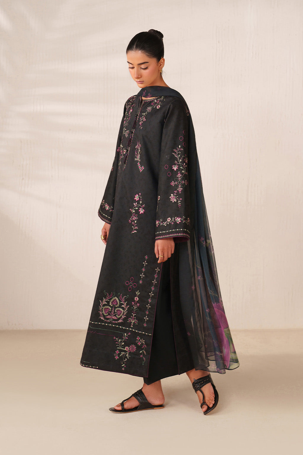 UE-595 Embroidered Lawn