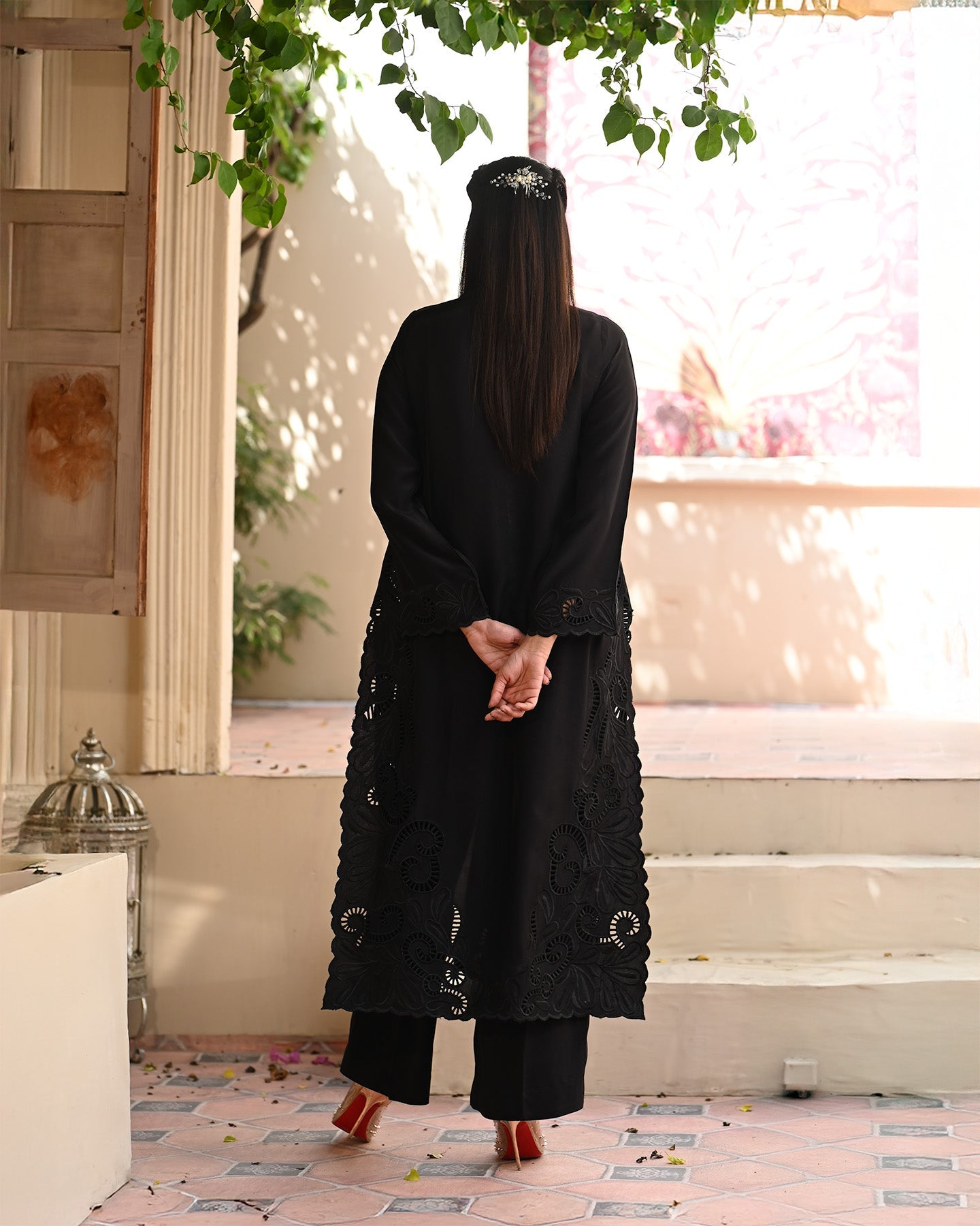 Outfit Name: Siyah Shab

Collection: Nazm
Code: CBR 103