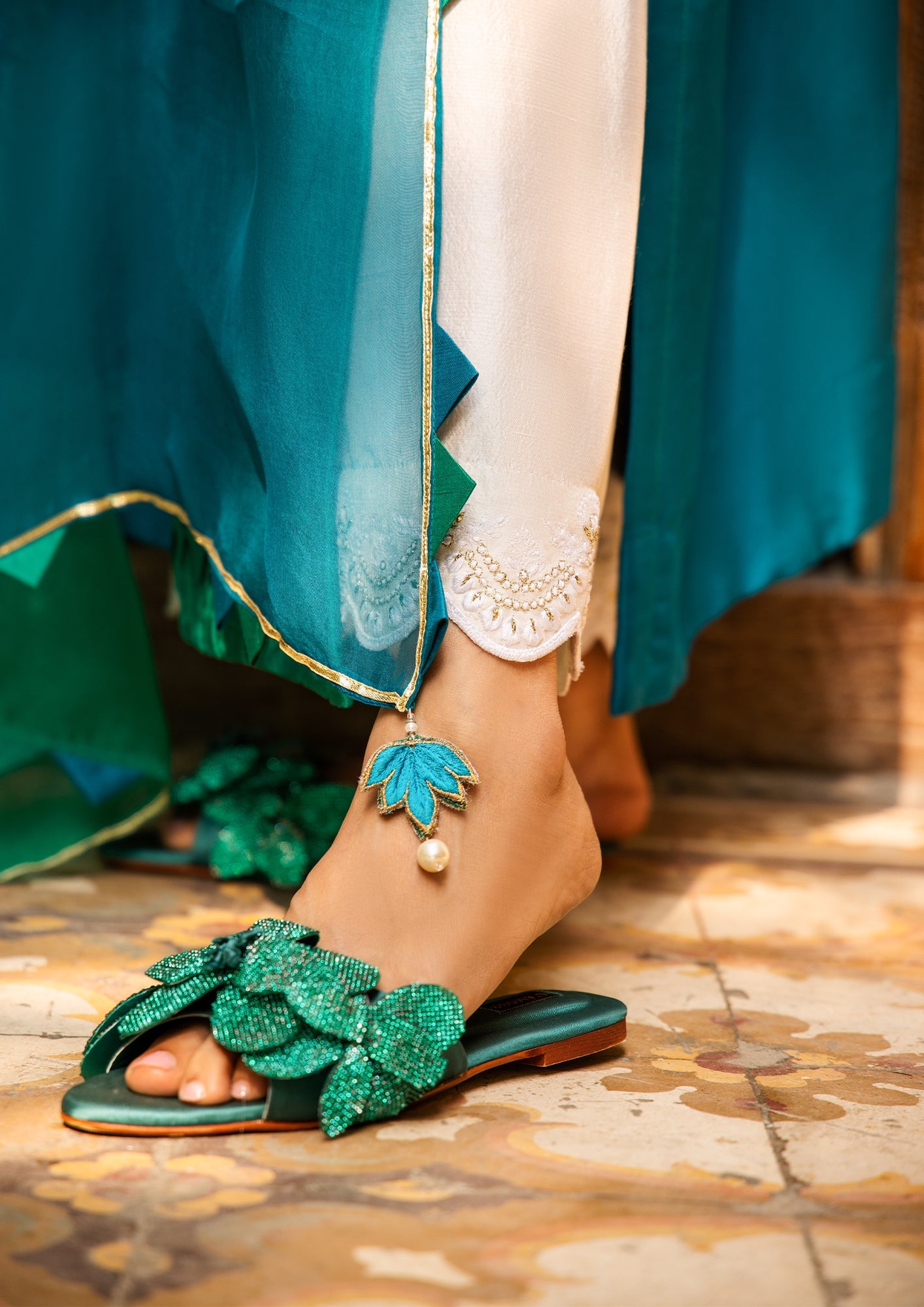 SCALLOPED IZAAR