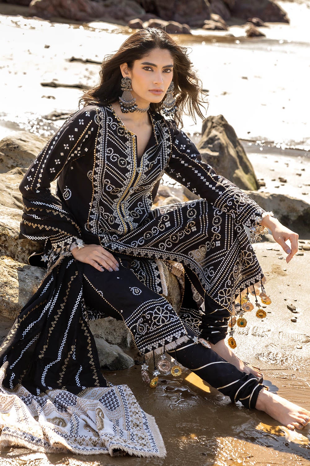 3 Piece Unstitched Zari Embroidered Lawn Suit With Gold Lacquer Printed Lawn Dupatta