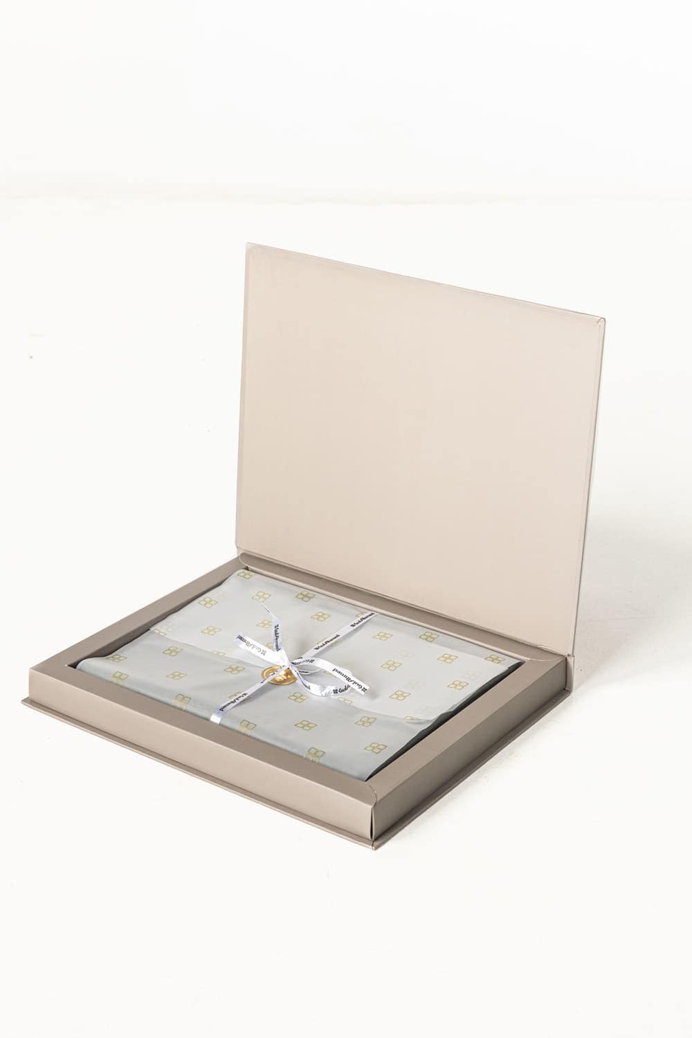 Luquia Unstitched Fabric Blended With Gift Box