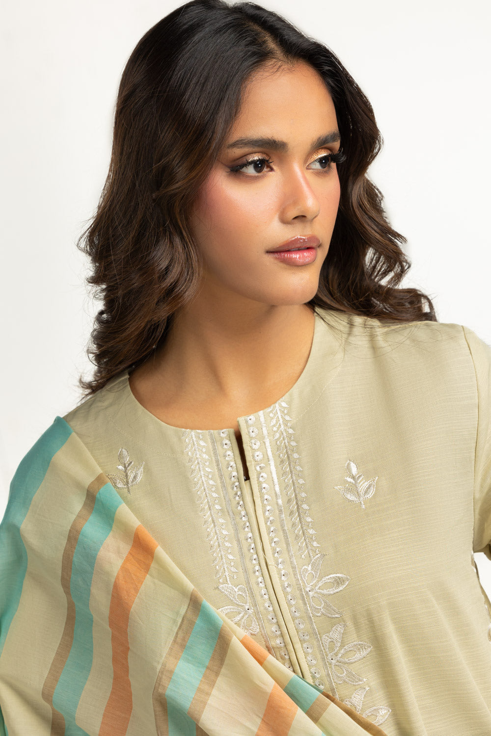 3Pc Khaddar Embroidered Suit