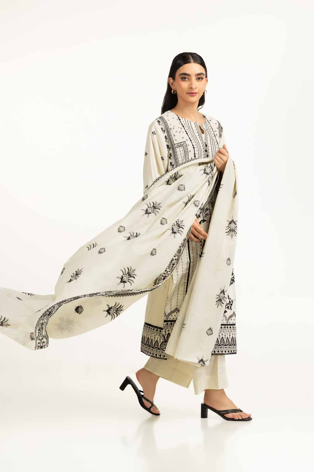 3Pc Khaddar Embroidered Suit