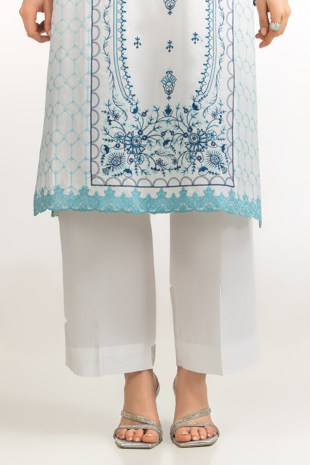 3Pc Lawn Embroidered Suit