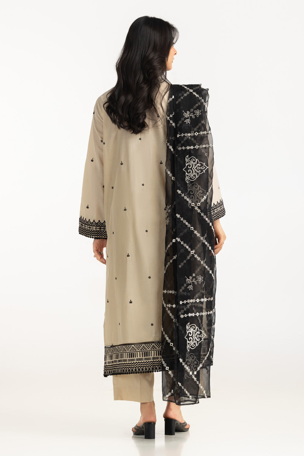 3Pc Lawn Embroidered Suit