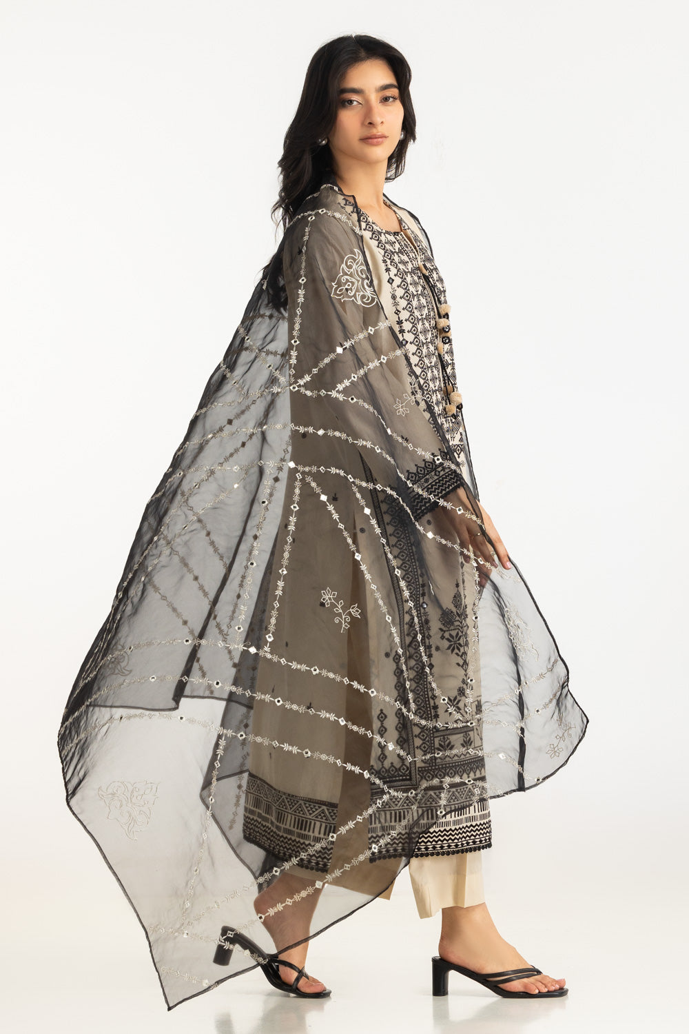 3Pc Lawn Embroidered Suit