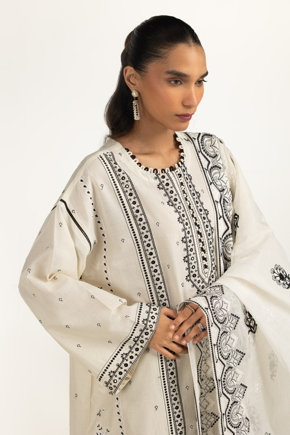 https://cdn.shopify.com/s/files/1/0706/3253/8159/files/3PCLawnEmbroideredSuitIUSTKSD-2224_sleeve.jpg?v=1769060405