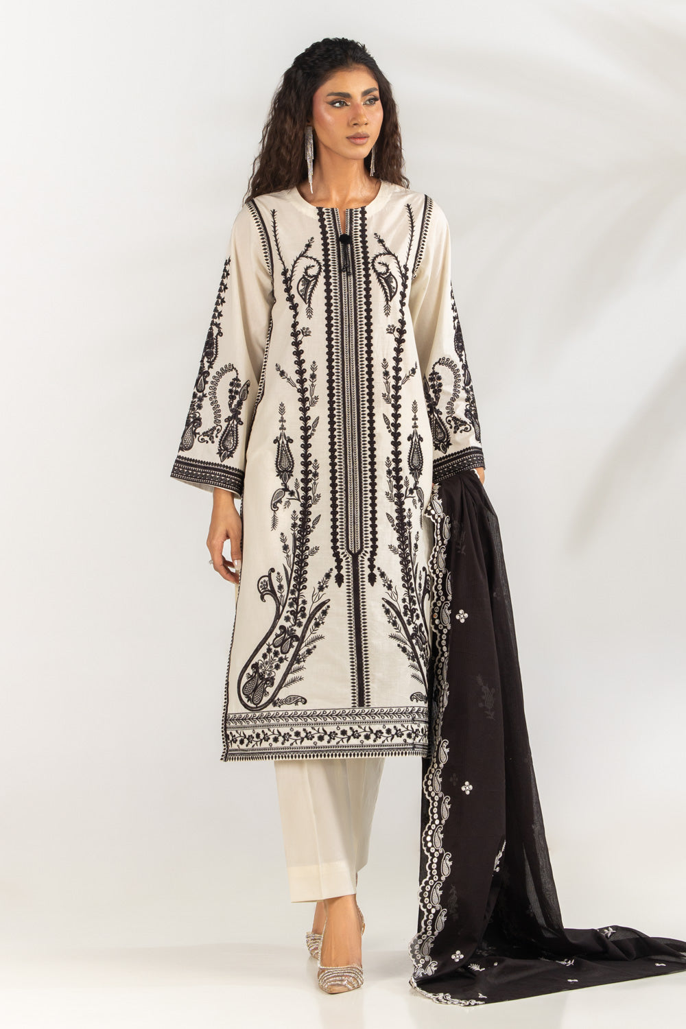 3Pc Lawn Embroidered Suit