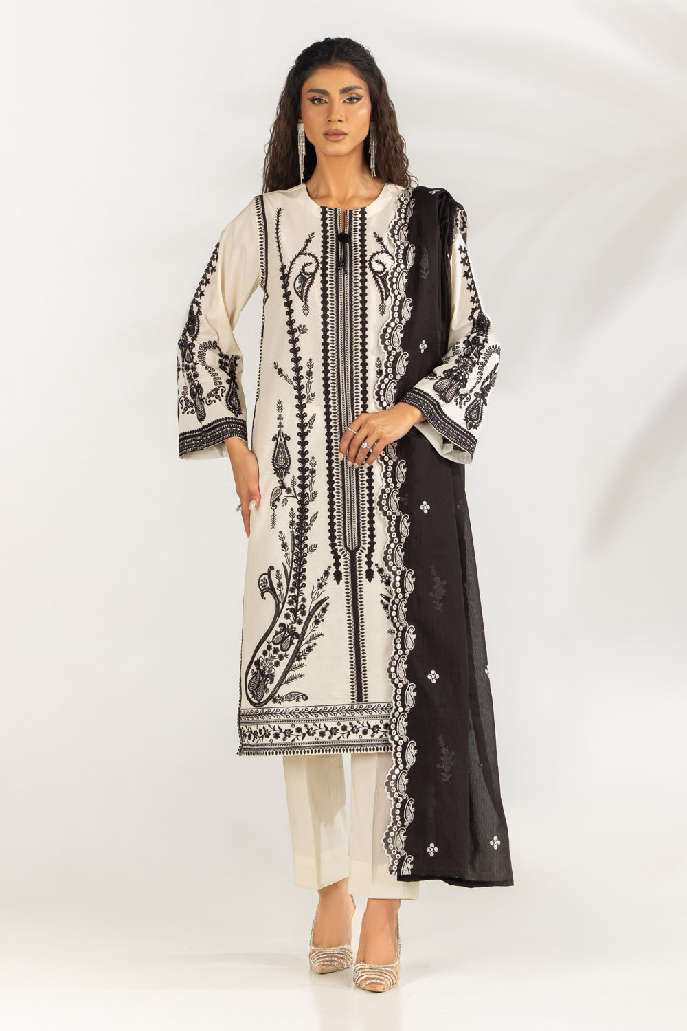 3Pc Lawn Embroidered Suit