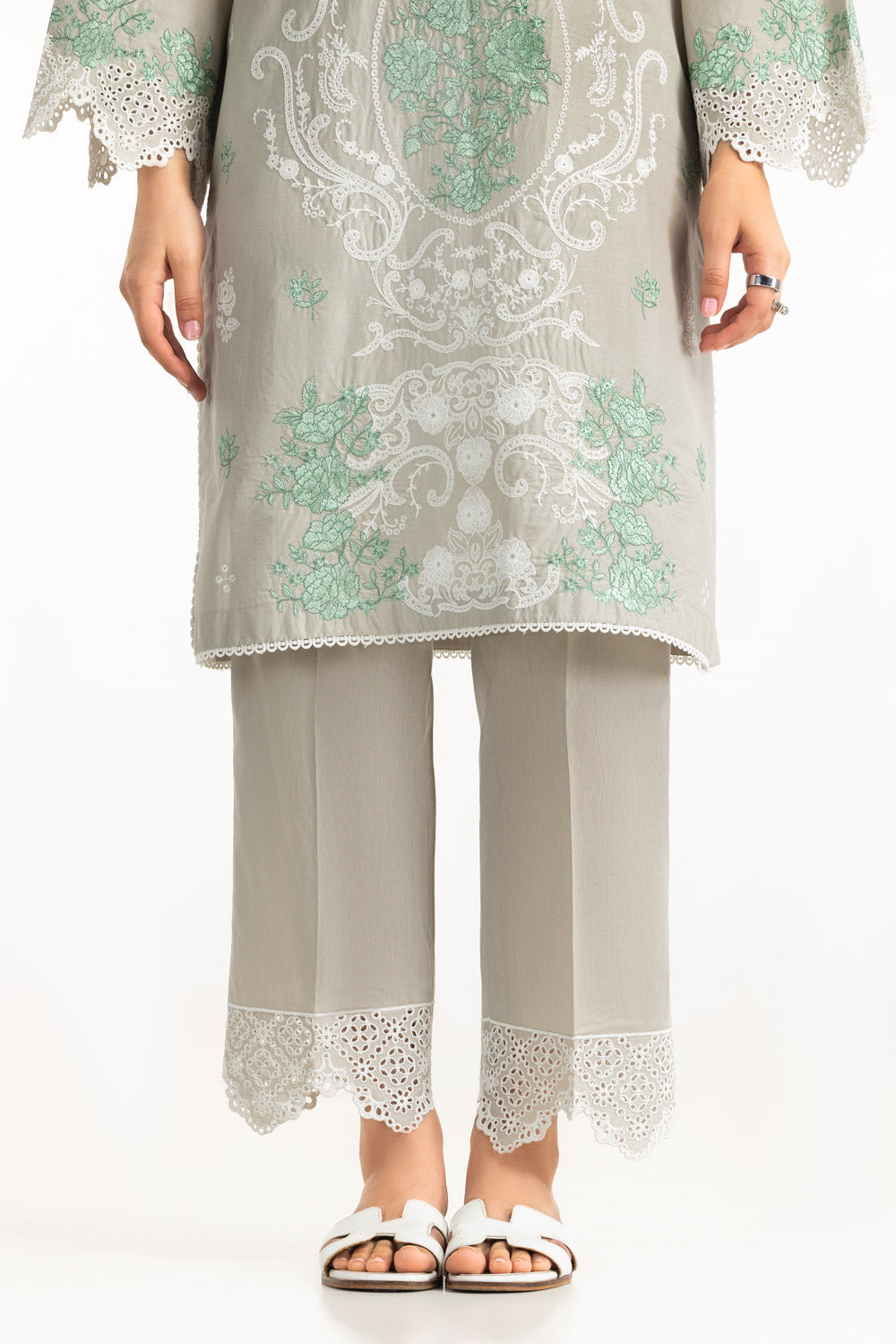 3Pc Lawn Embroidered Suit