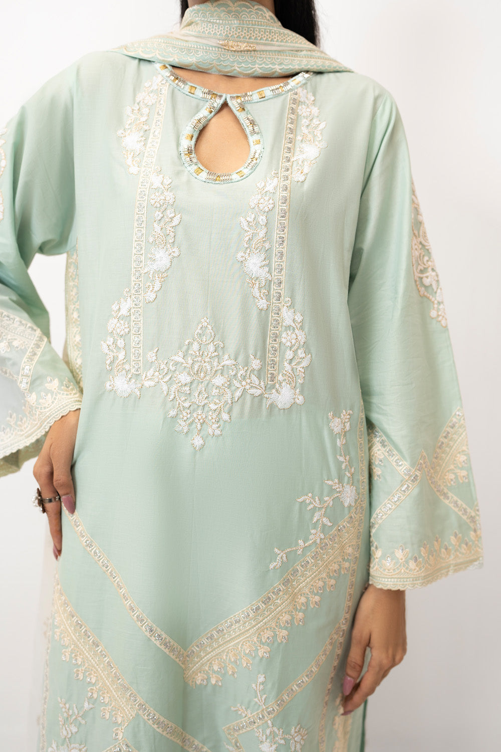 3Pc Lawn Embroidered Suit
