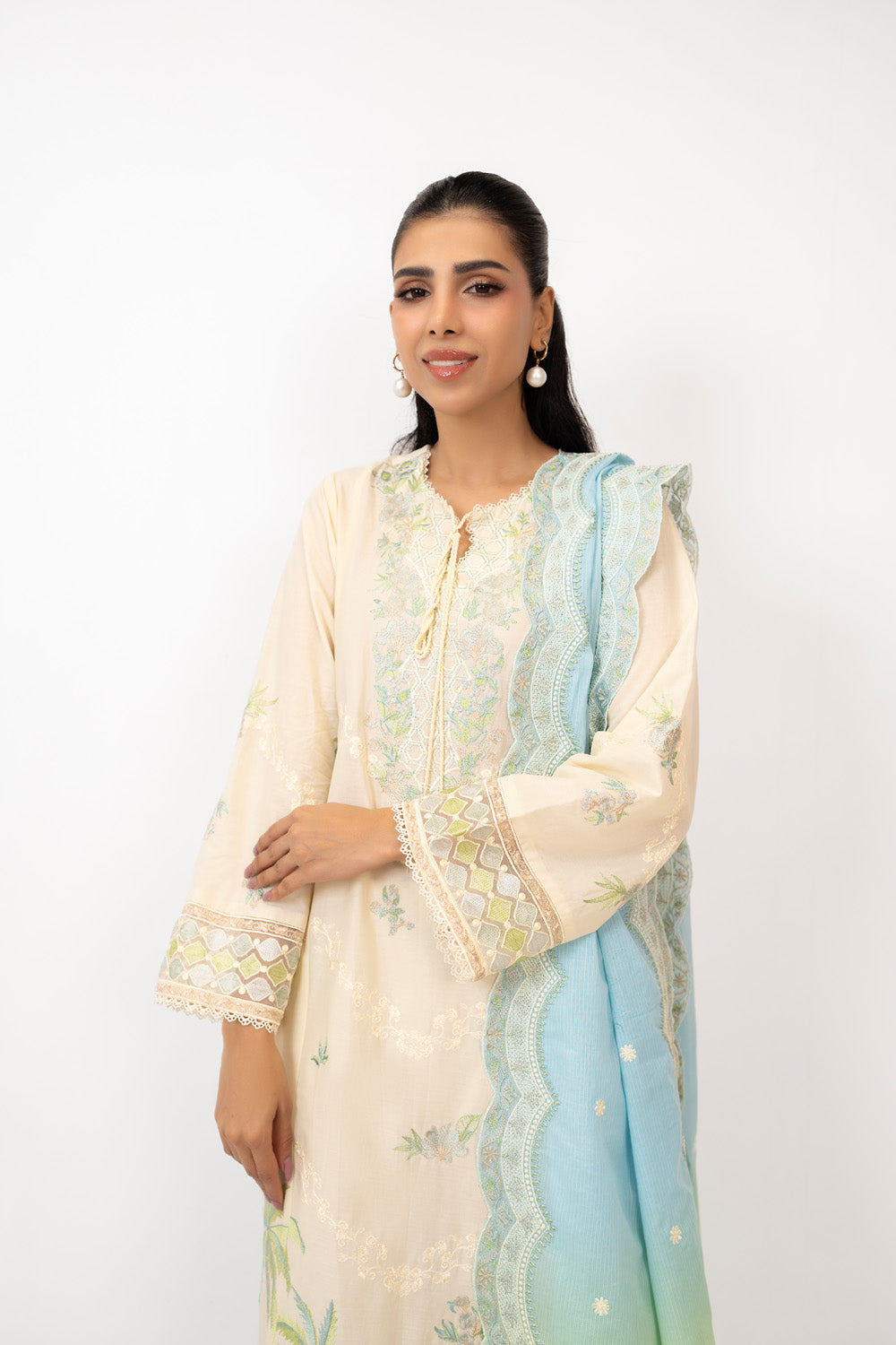 3Pc Lawn Embroidered Suit