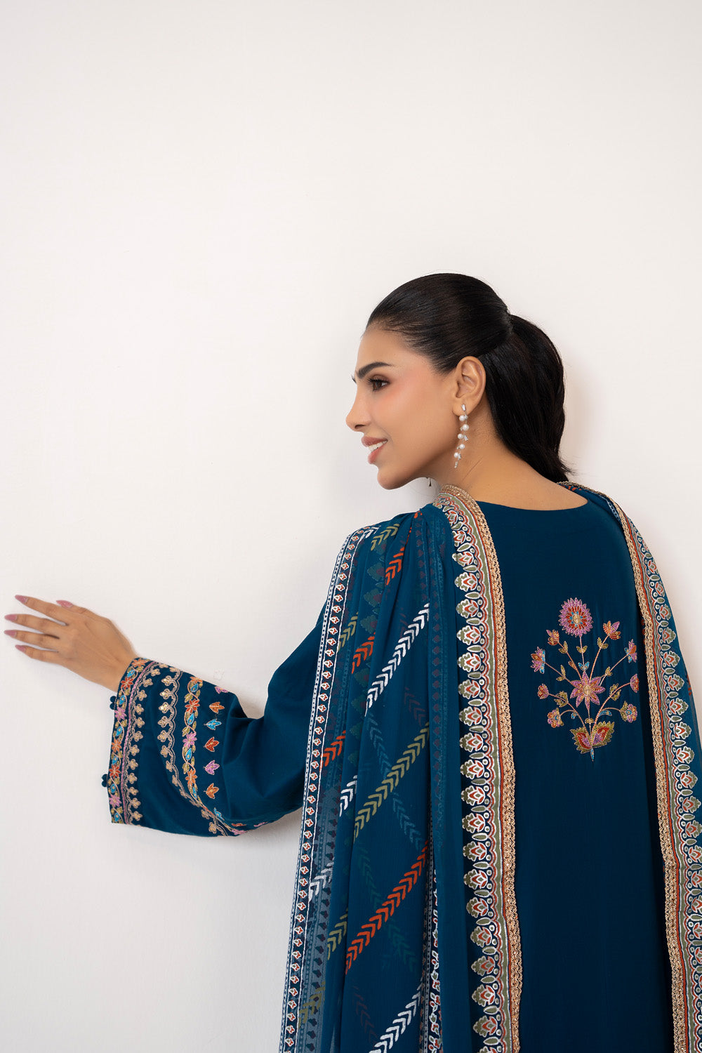 3Pc Lawn Embroidered Suit