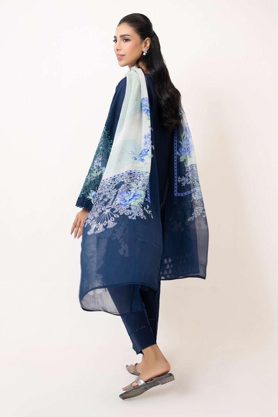 3Pc Lawn Embroidered Suit