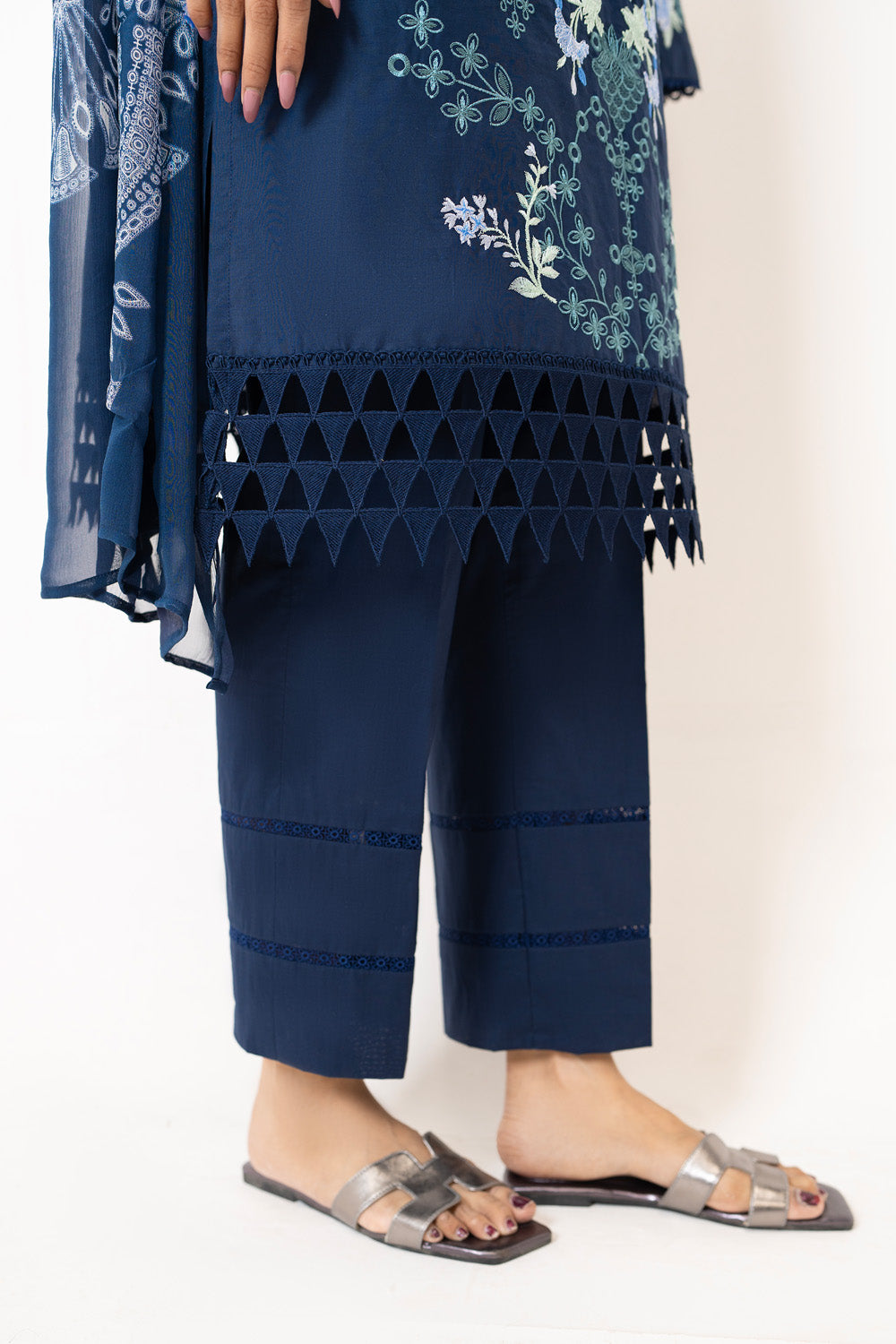 3Pc Lawn Embroidered Suit