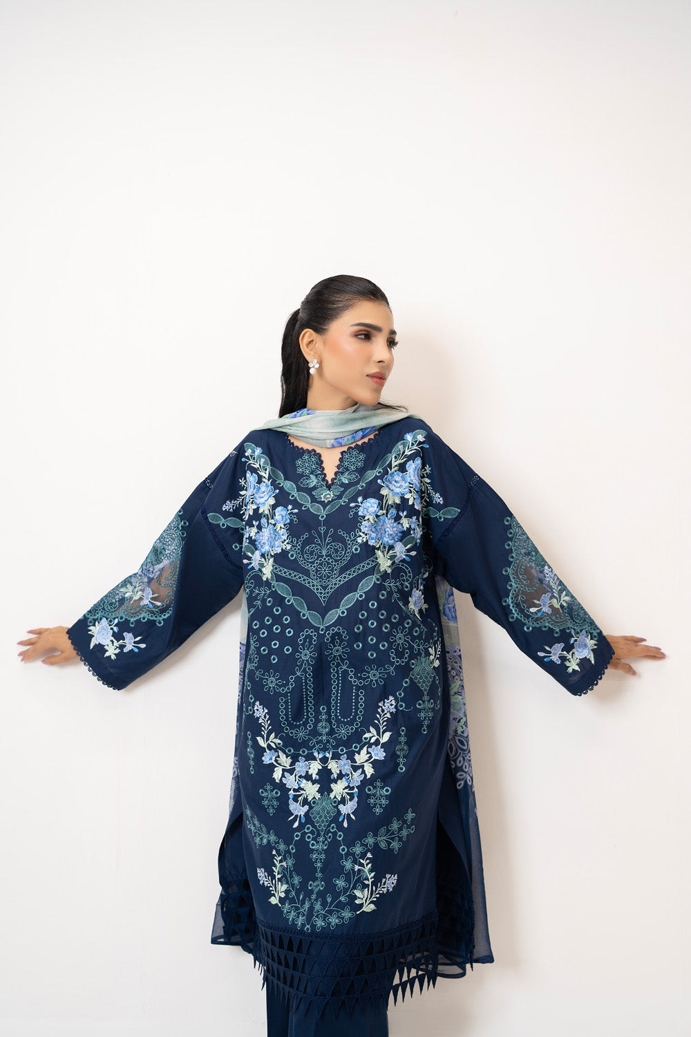 3Pc Lawn Embroidered Suit