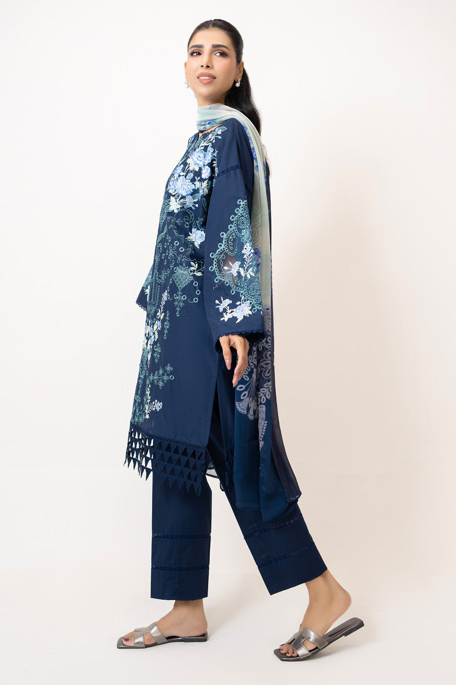 3Pc Lawn Embroidered Suit