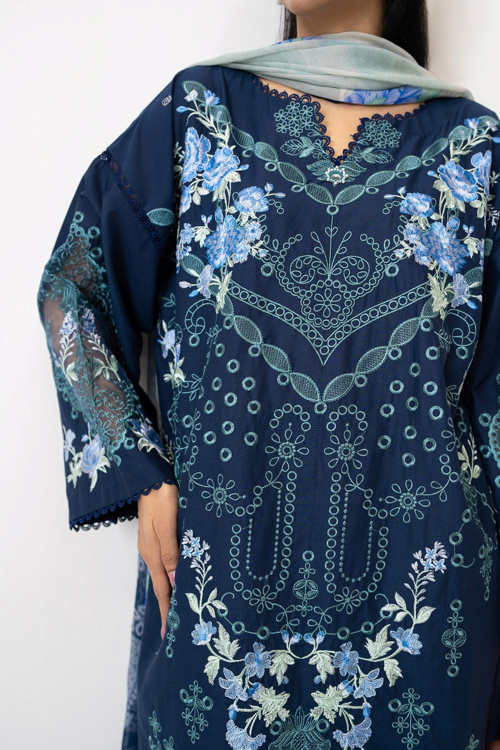 3Pc Lawn Embroidered Suit