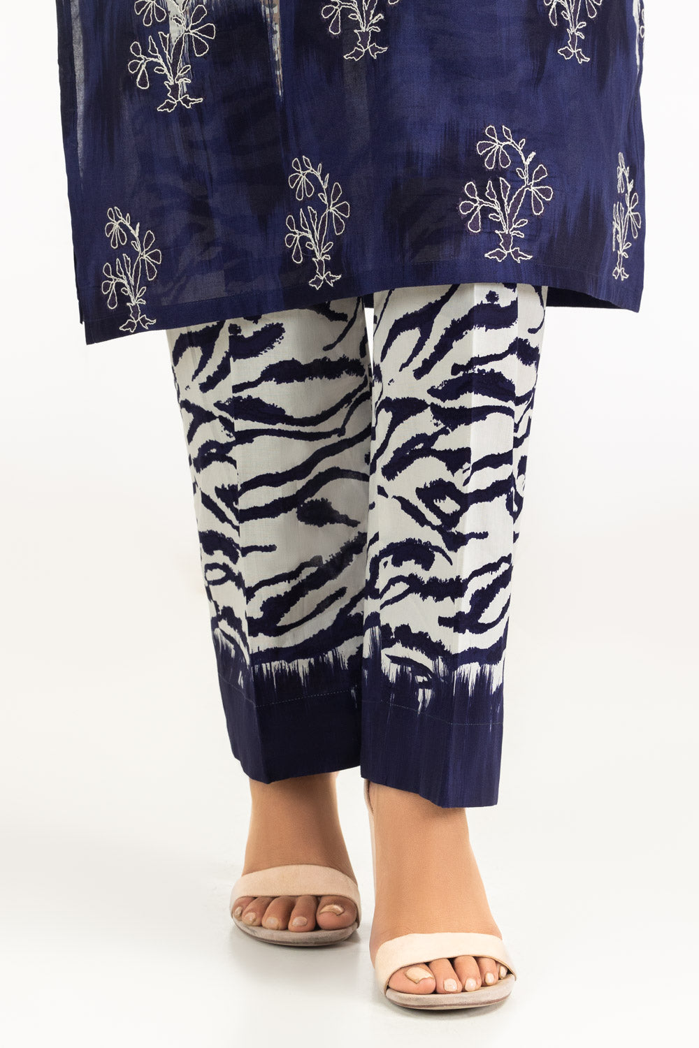3Pc Lawn Printed Suit With Embroidered