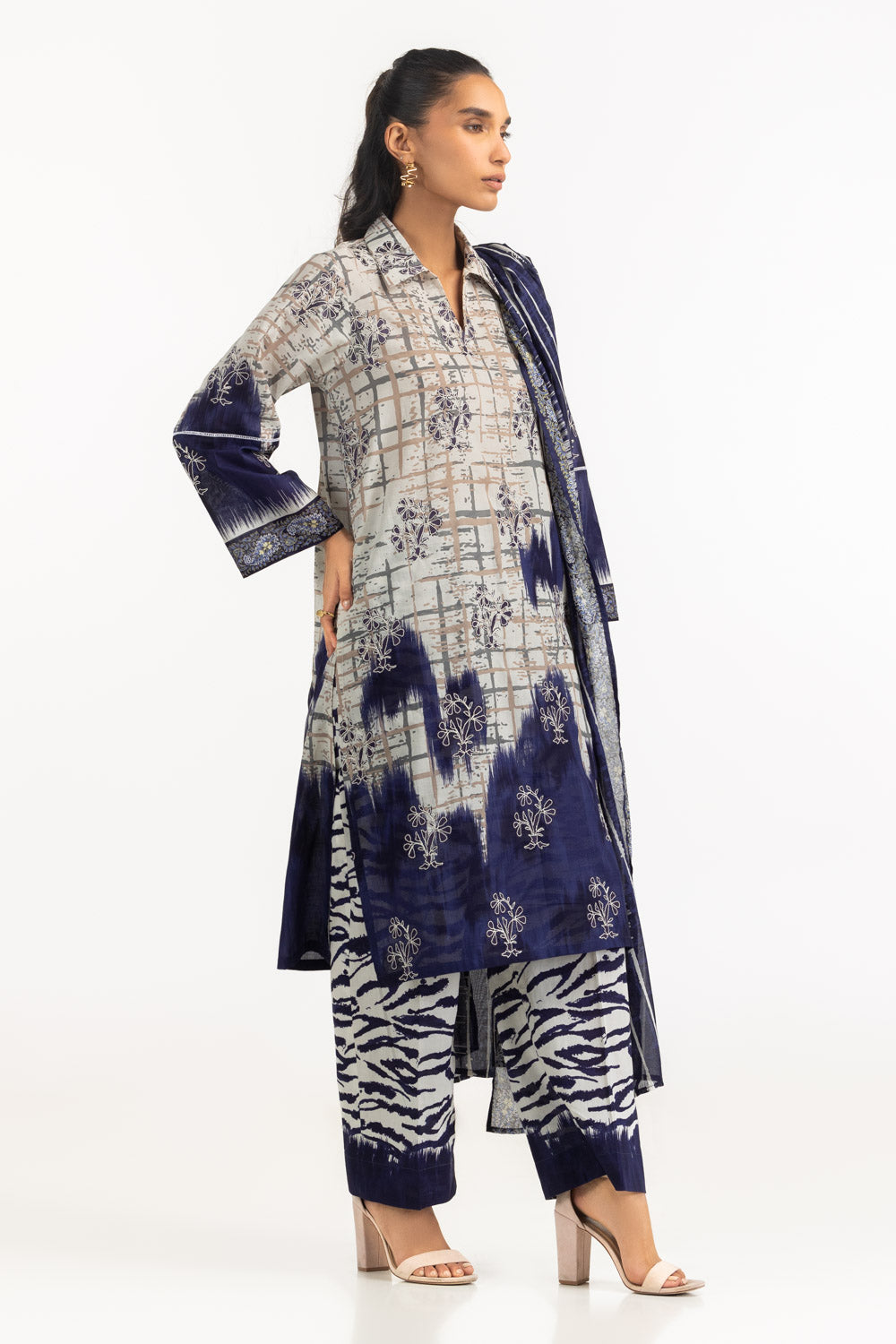 3Pc Lawn Printed Suit With Embroidered