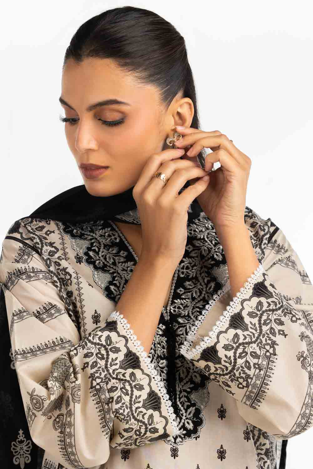 3Pc Lawn Printed Suit With Embroidered