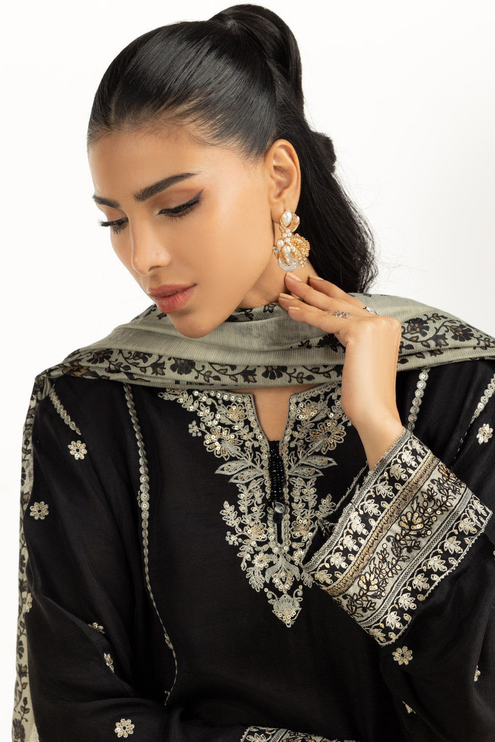 https://cdn.shopify.com/s/files/1/0706/3253/8159/files/3PCRawsilkEmbroideredSuitIPSTD-45039_6.jpg?v=1768290948