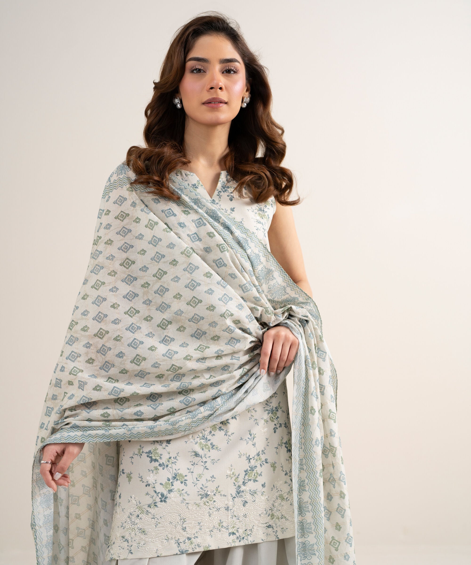 3 Piece - Embroidered Zari Lawn Suit