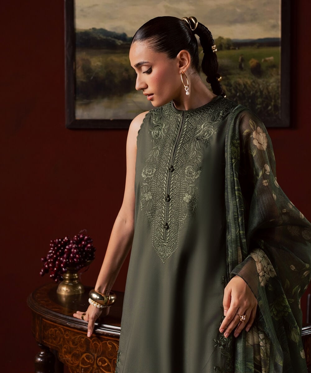 3 Piece - Embroidered Lawn Suit 3PESGS26V764