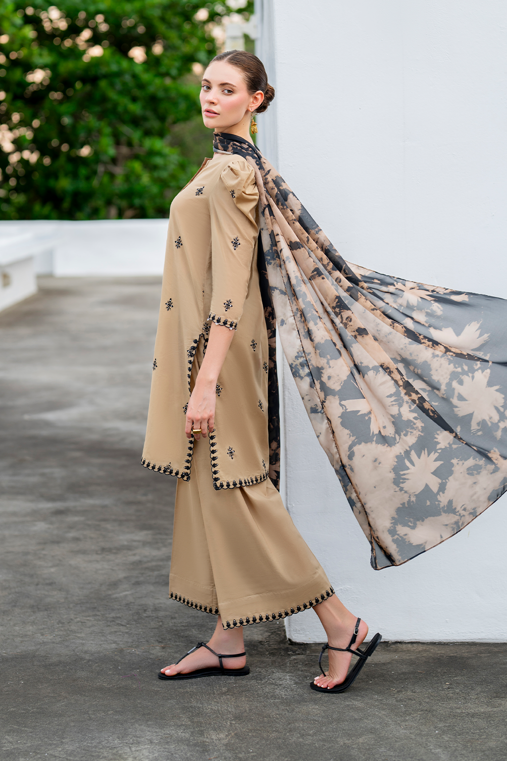 UE-483 Embroidered Lawn