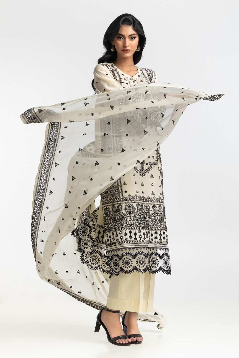 3Pc Lawn Embroidered Suit