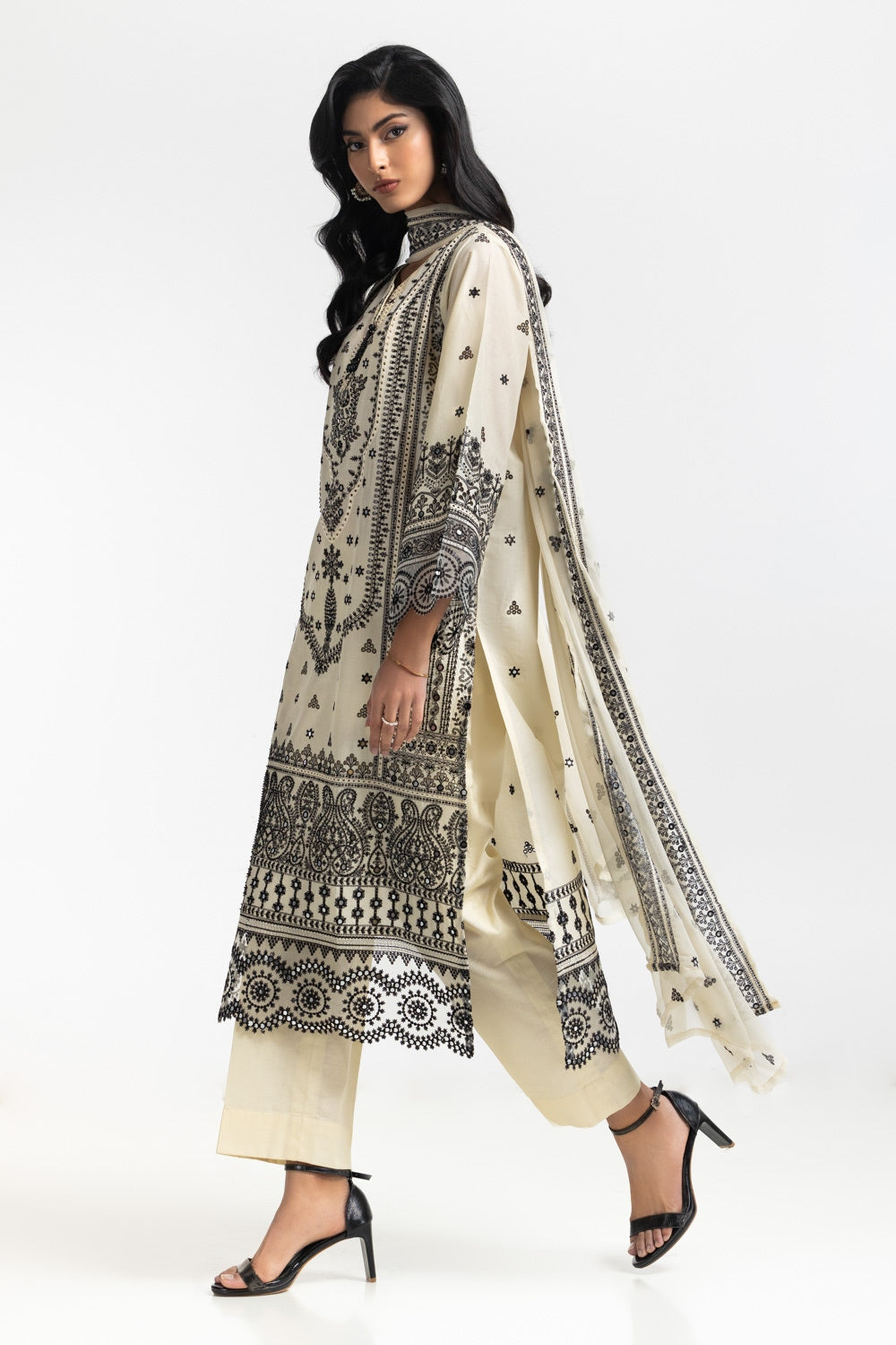 3Pc Lawn Embroidered Suit