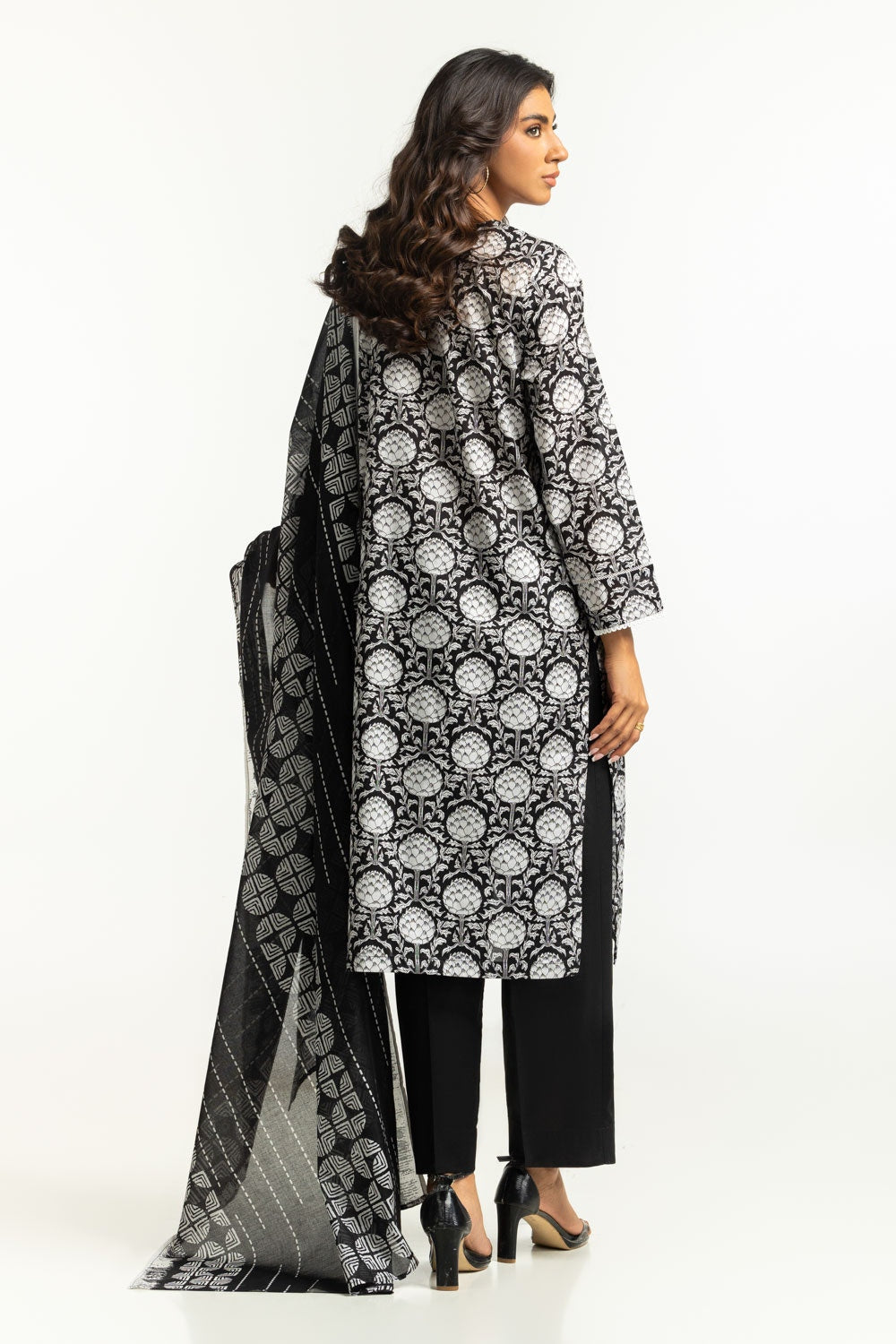 https://cdn.shopify.com/s/files/1/0706/3253/8159/files/3pc_lawn_printed_suit_iustksd-430_back.jpg?v=1758379078