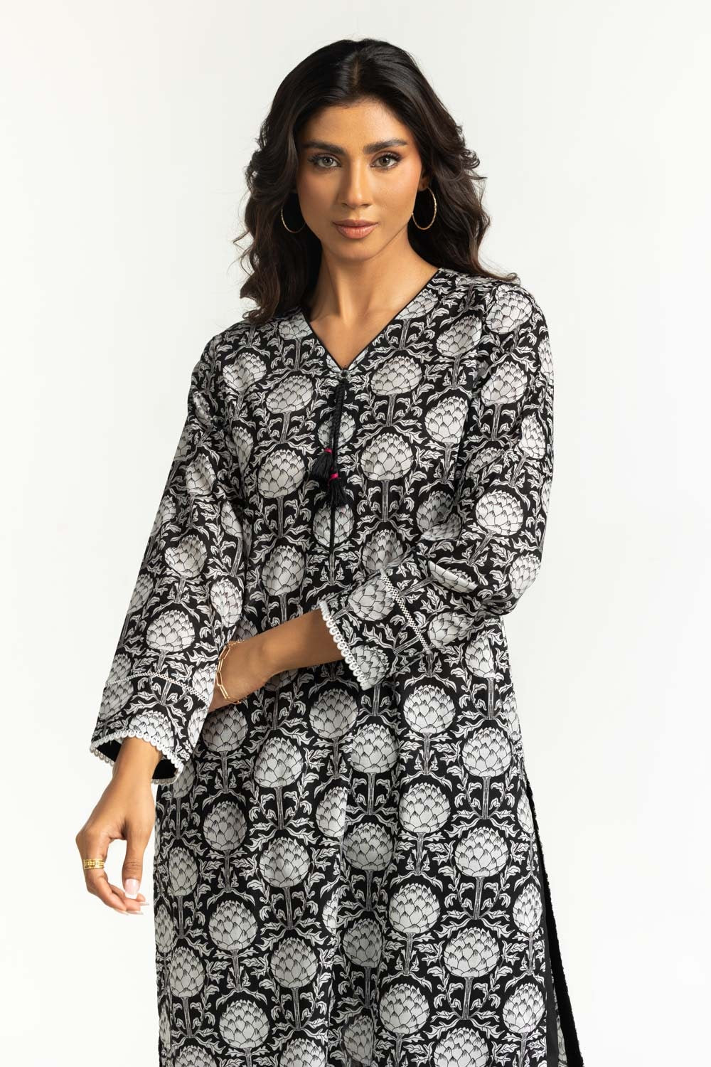 https://cdn.shopify.com/s/files/1/0706/3253/8159/files/3pc_lawn_printed_suit_iustksd-430_mid.jpg?v=1758379078